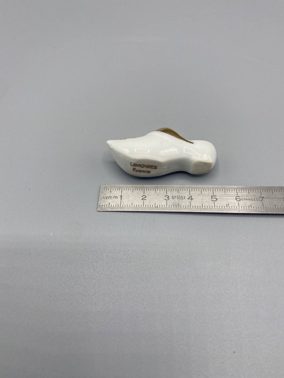 Miniature sabot en porcelaine de Limoges – Décor scène galante, filet or – Vintage