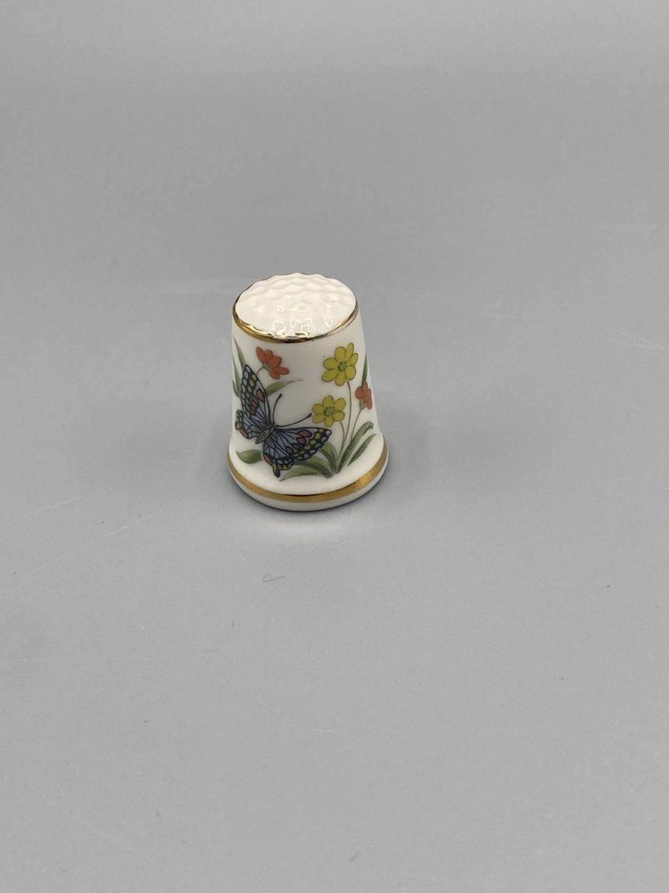Dé à coudre ancien en porcelaine – Décor papillon et fleurs