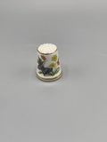 Dé à coudre ancien en porcelaine – Décor papillon et fleurs