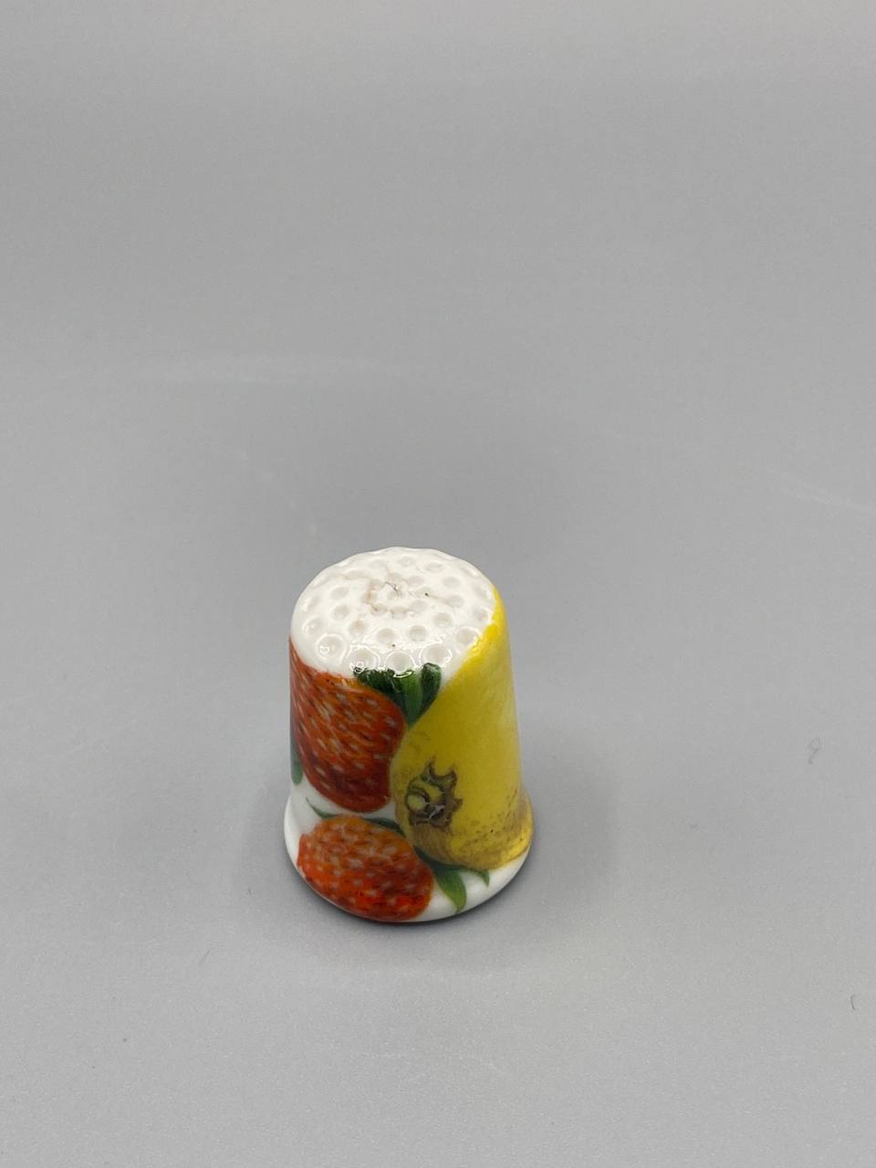Dé à coudre ancien en porcelaine – Fraises et citron