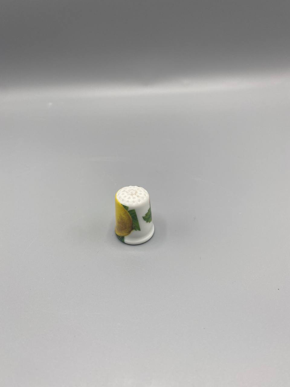 Dé à coudre ancien en porcelaine – Fraises et citron