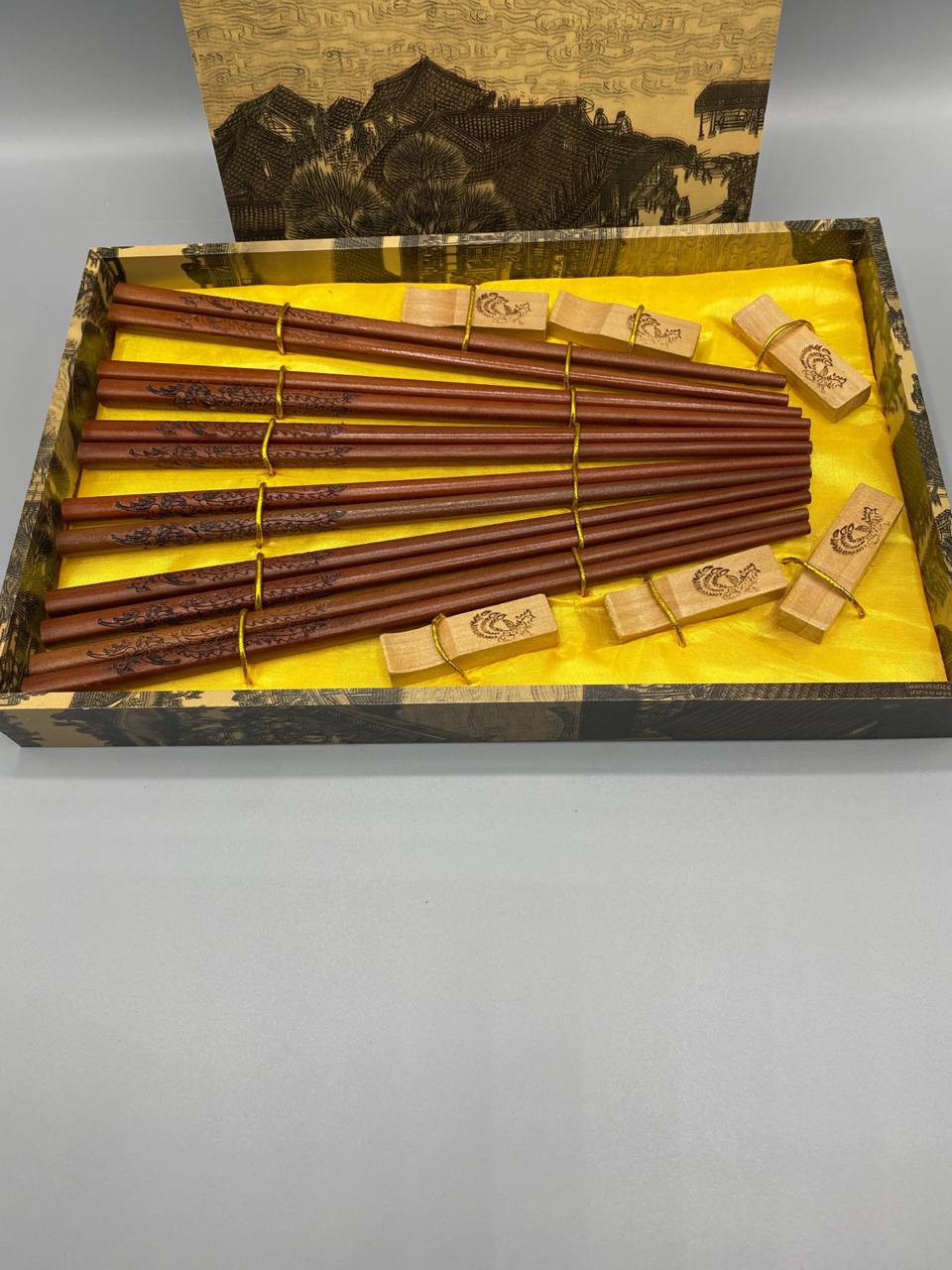 Coffret 6 paires de baguettes en bois sculpté – Repose-baguettes gravés – Chine