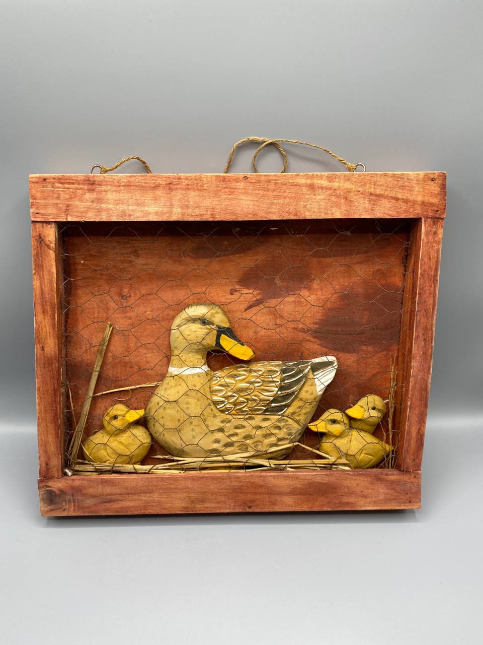 Tableau décoratif folk art – Cane et canetons sculptés en bois – Cadre rustique grillage