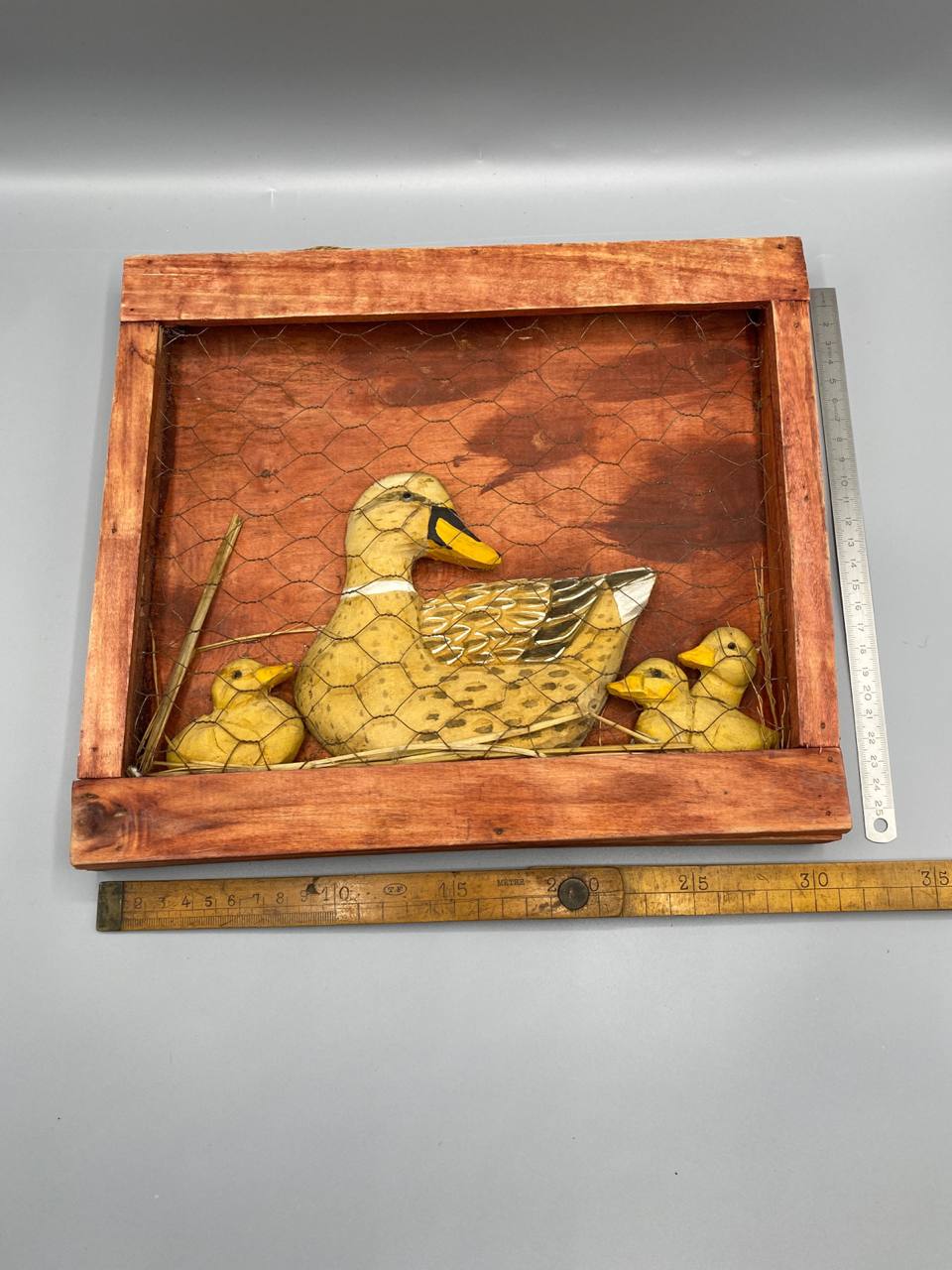 Tableau décoratif folk art – Cane et canetons sculptés en bois – Cadre rustique grillage