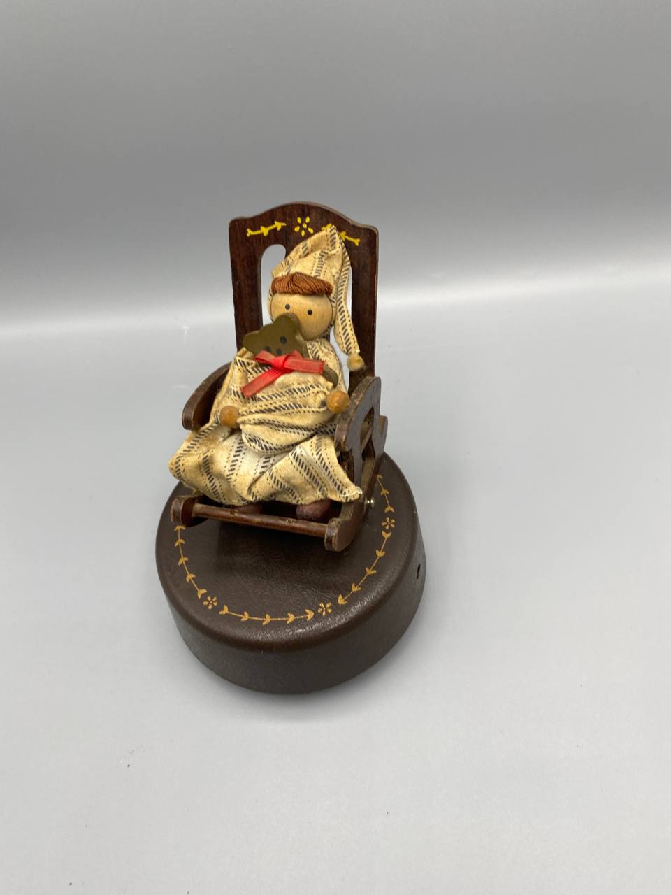 Boîte à musique vintage – Poupée chiffon en rocking-chair – Mécanisme à remontoir fonctionnel