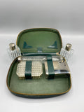Nécessaire de voyage vintage – Simili cuir vert sapin – Flacons en verre taillé et brosse