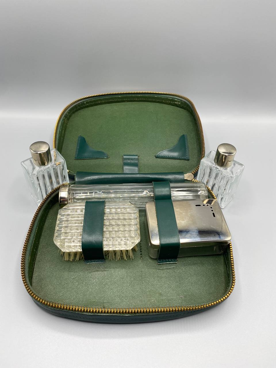 Nécessaire de voyage vintage – Simili cuir vert sapin – Flacons en verre taillé et brosse