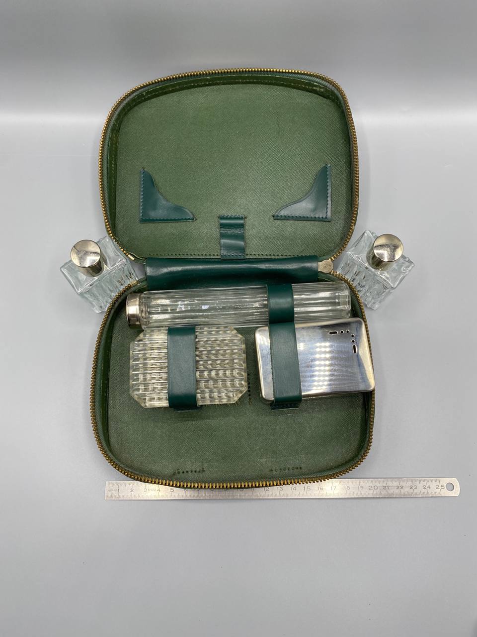 Nécessaire de voyage vintage – Simili cuir vert sapin – Flacons en verre taillé et brosse