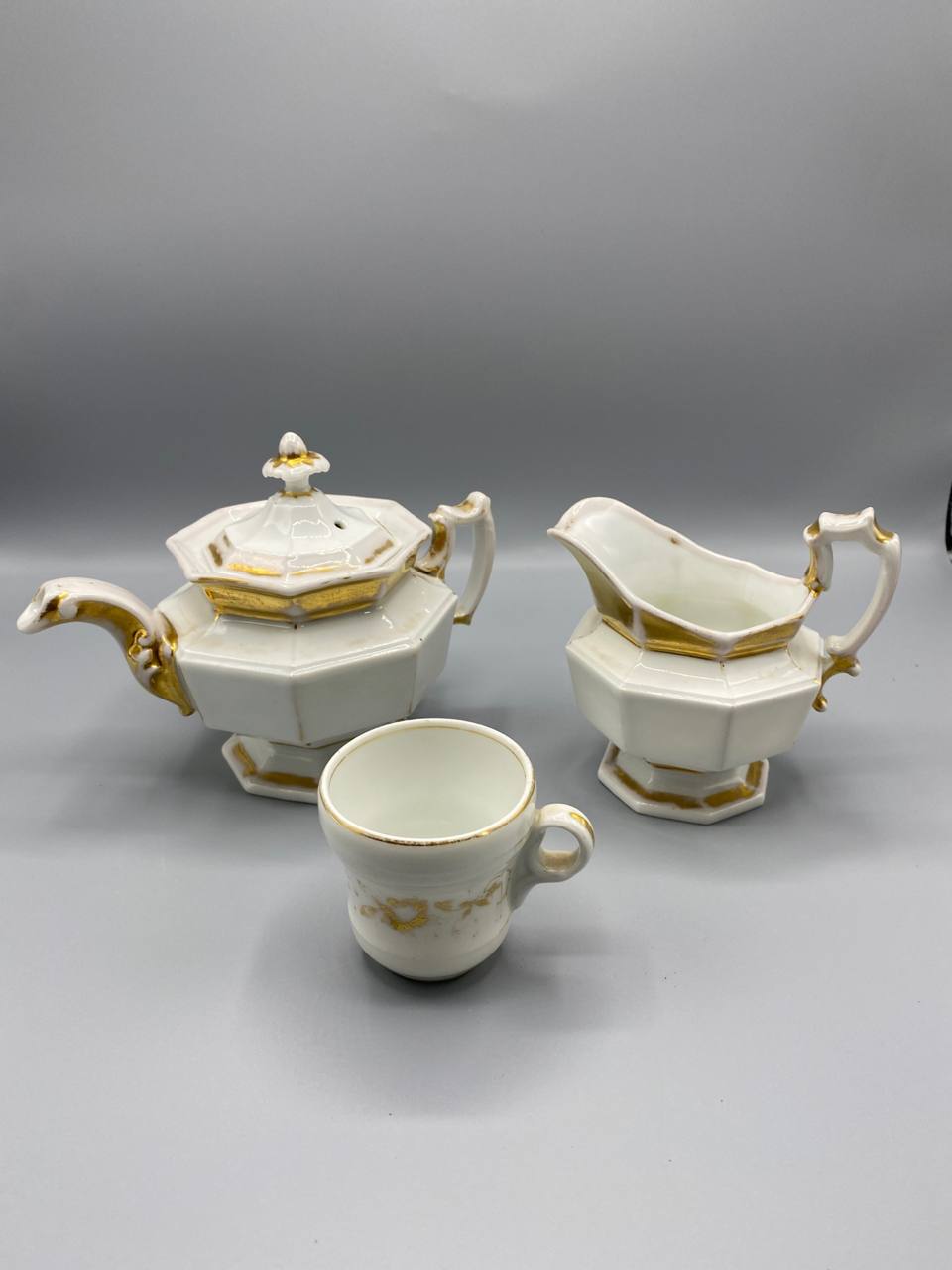 Ensemble en porcelaine blanche et or – Forme octogonale – France, circa 1840-1870
