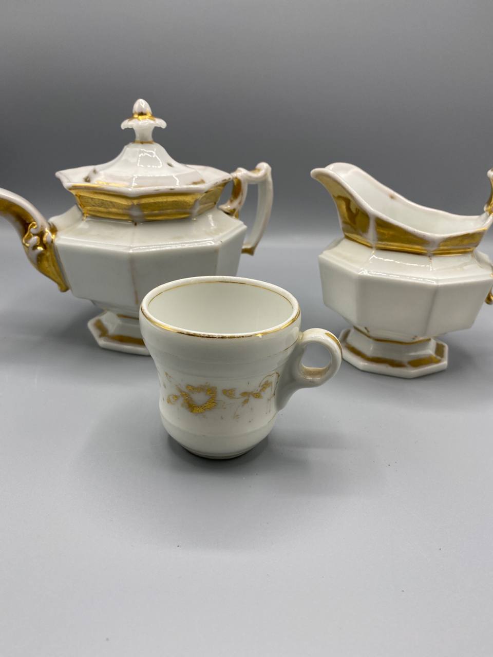 Ensemble en porcelaine blanche et or – Forme octogonale – France, circa 1840-1870