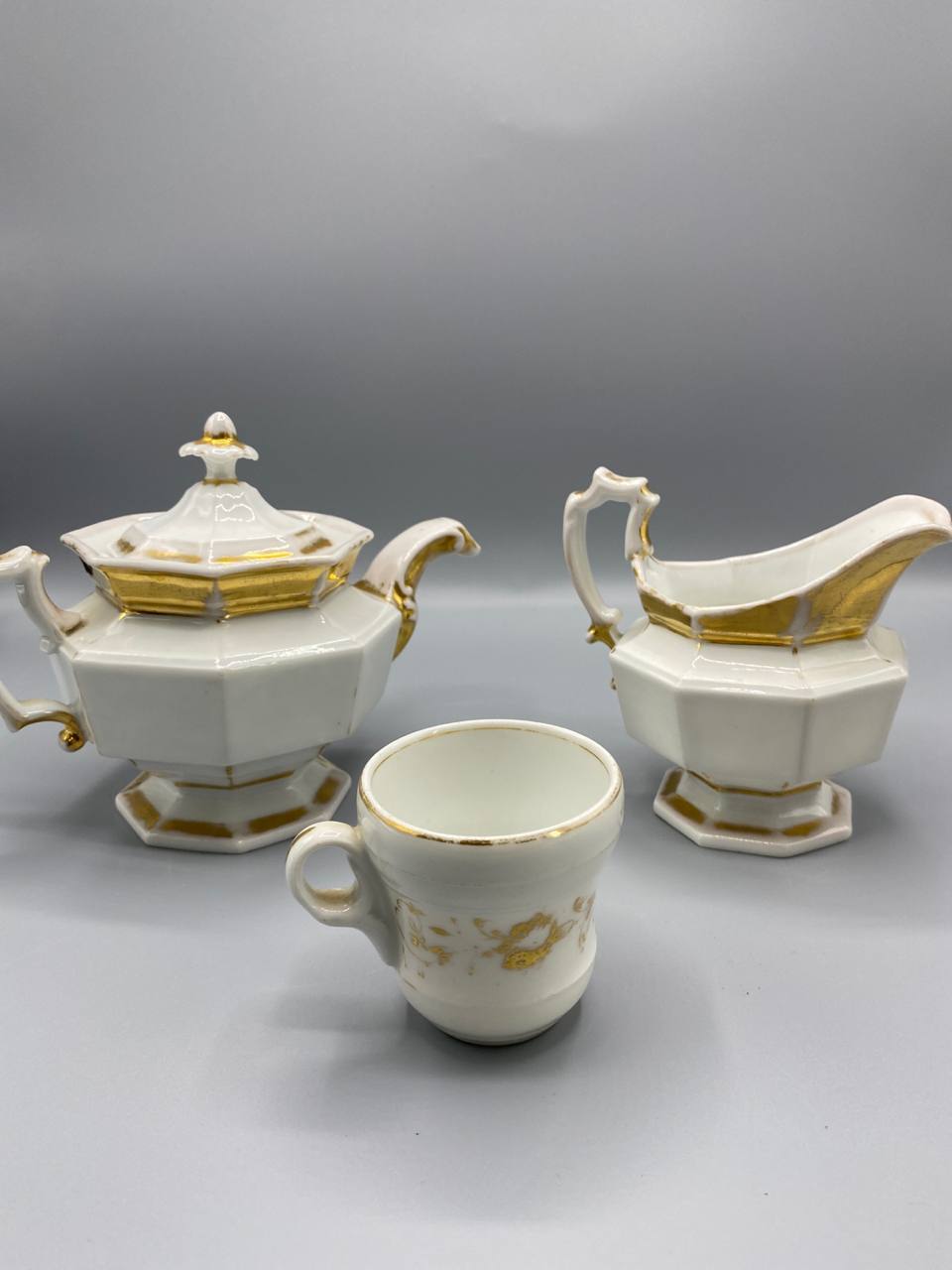 Ensemble en porcelaine blanche et or – Forme octogonale – France, circa 1840-1870