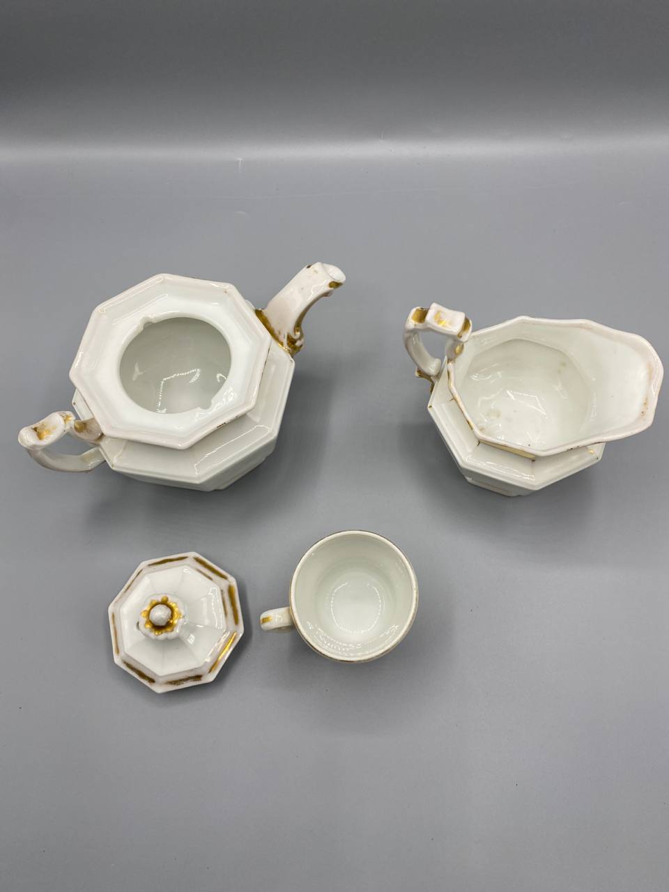 Ensemble en porcelaine blanche et or – Forme octogonale – France, circa 1840-1870