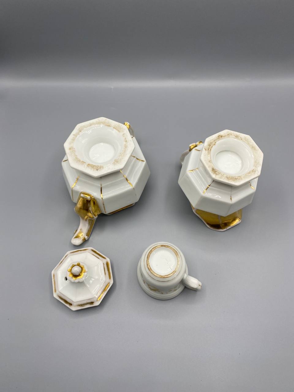 Ensemble en porcelaine blanche et or – Forme octogonale – France, circa 1840-1870