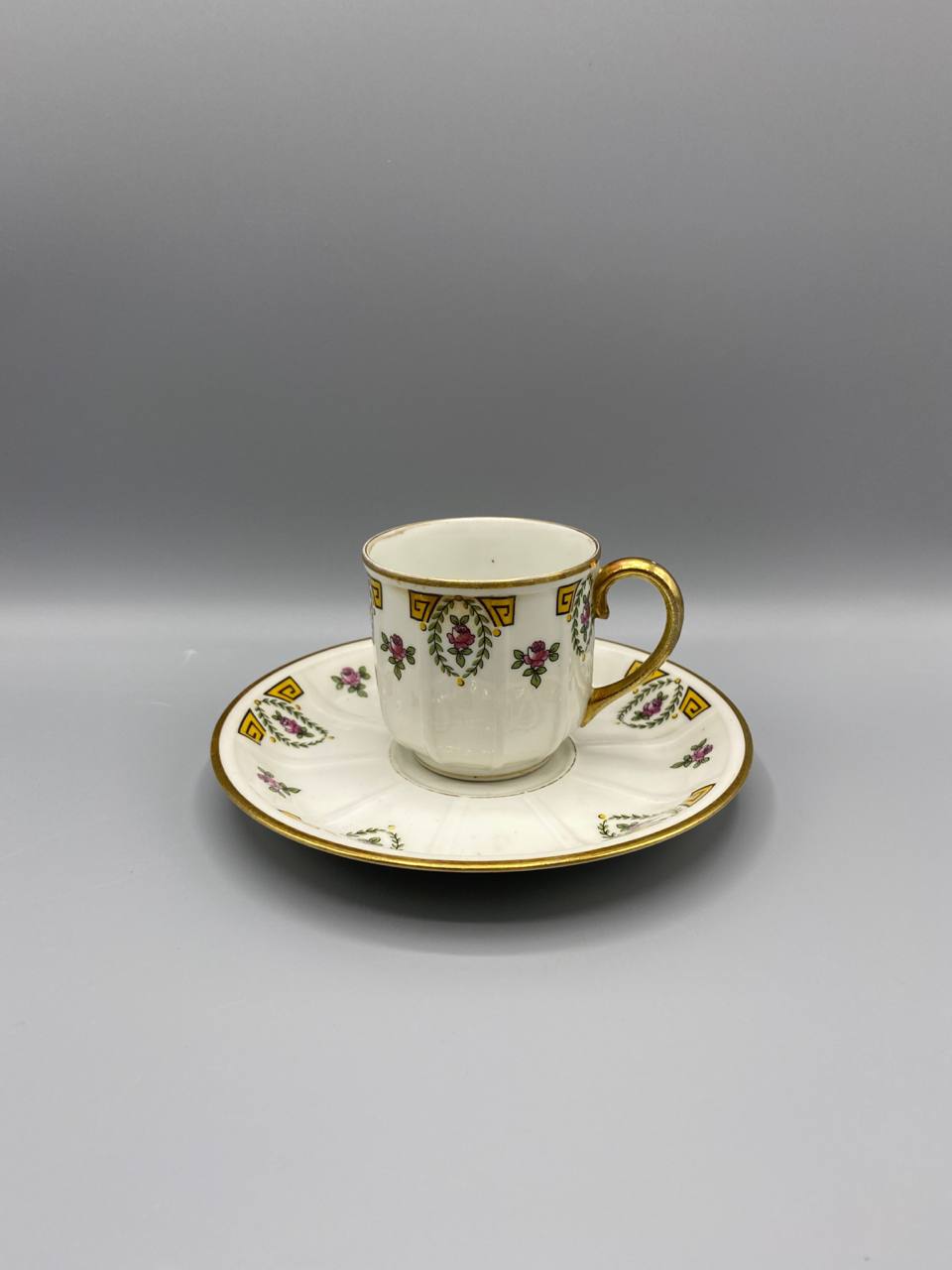 Tasse à café et soucoupe en porcelaine de Limoges – Décor roses et grecques – Circa 1900-1920