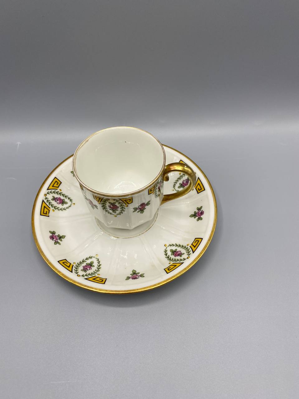 Tasse à café et soucoupe en porcelaine de Limoges – Décor roses et grecques – Circa 1900-1920