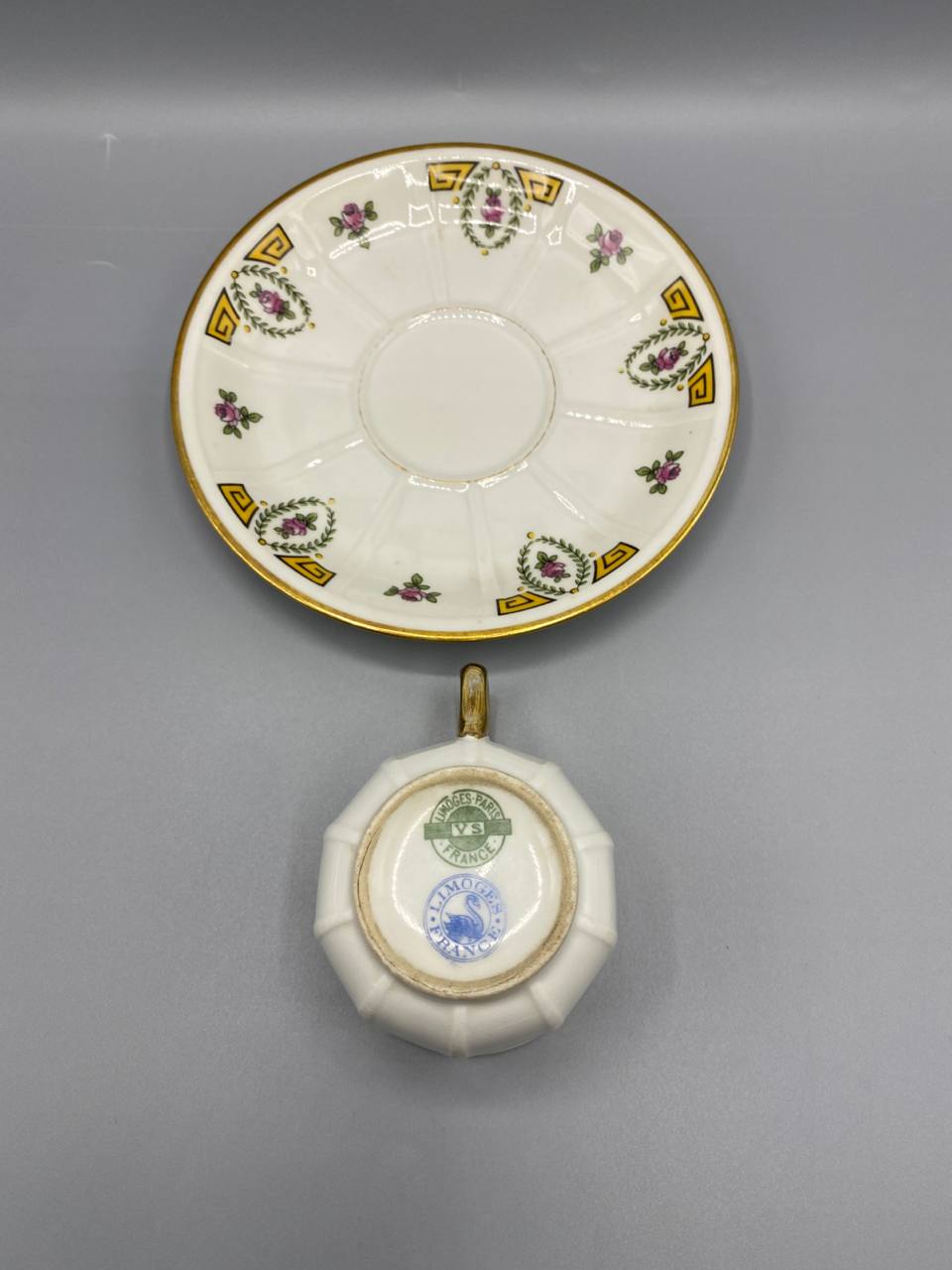 Tasse à café et soucoupe en porcelaine de Limoges – Décor roses et grecques – Circa 1900-1920