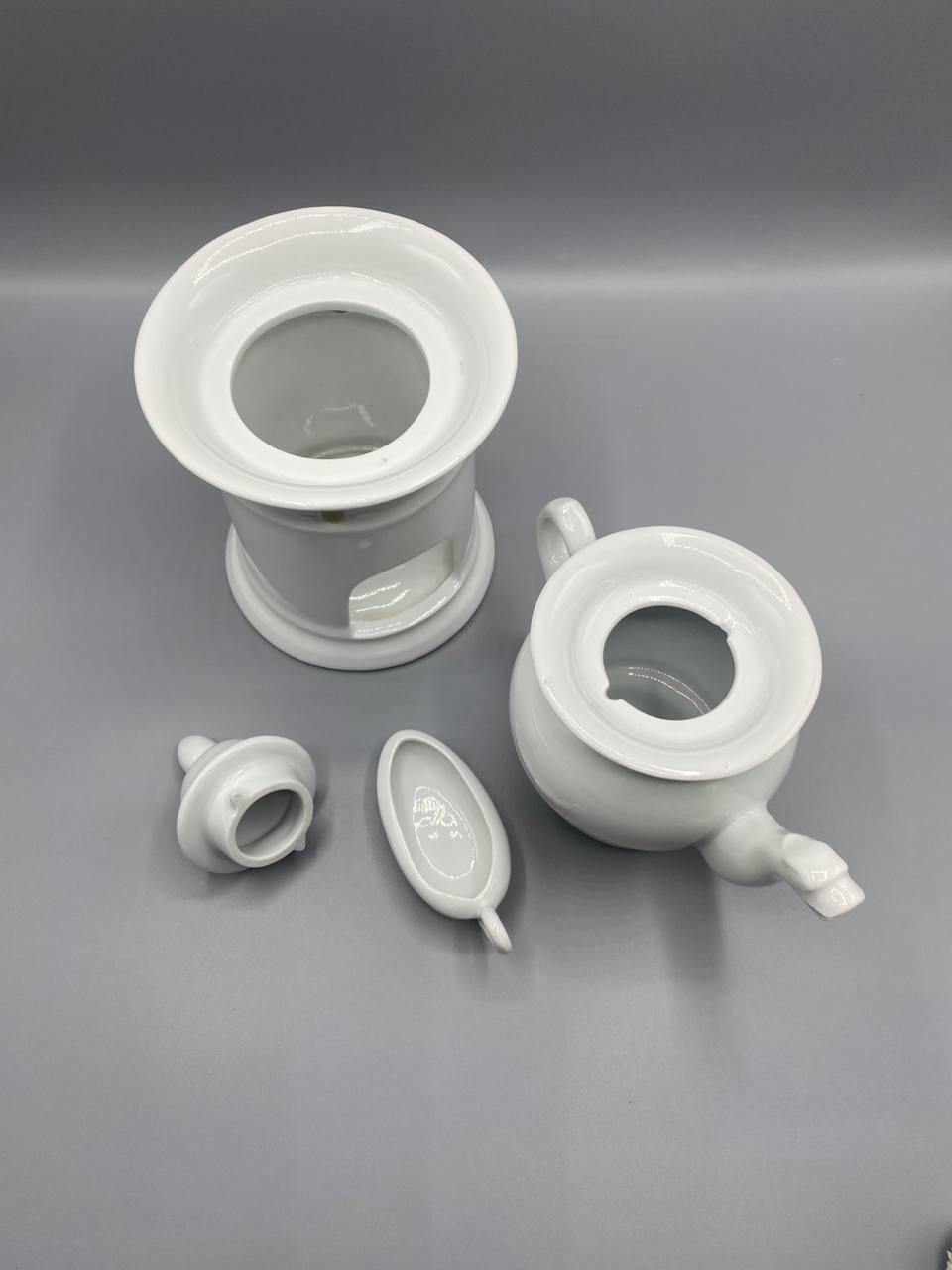 Tisanière complète en porcelaine blanche – Théière, réchaud et coupelle – Circa 1950-1970
