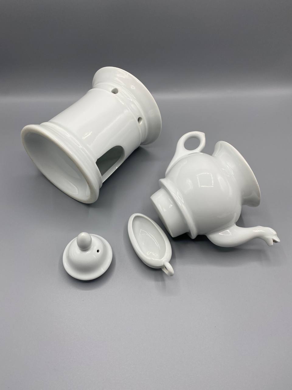 Tisanière complète en porcelaine blanche – Théière, réchaud et coupelle – Circa 1950-1970