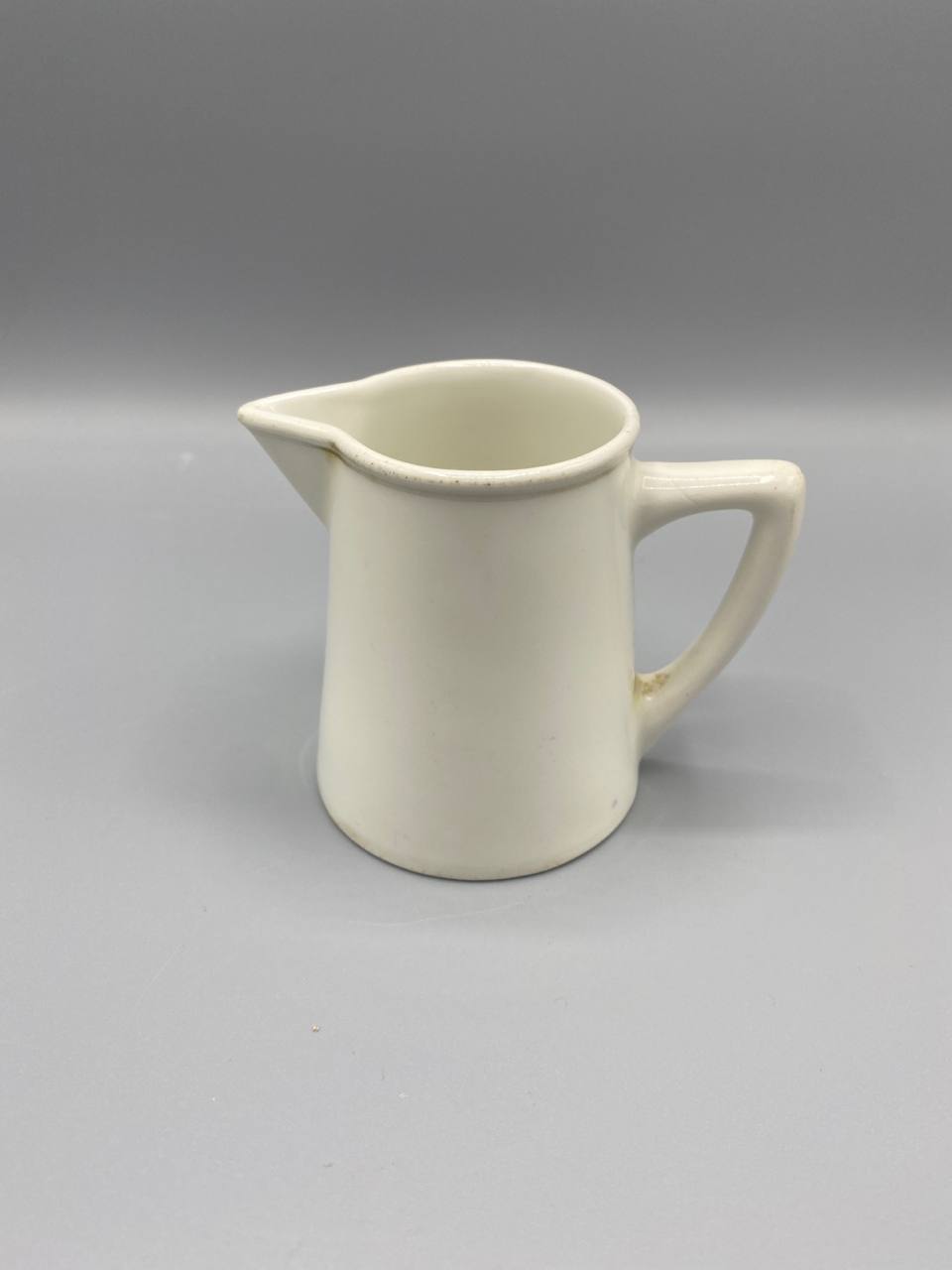 Crémier en porcelaine ivoire de Limoges – Usage hôtelier – Circa 1930-1960