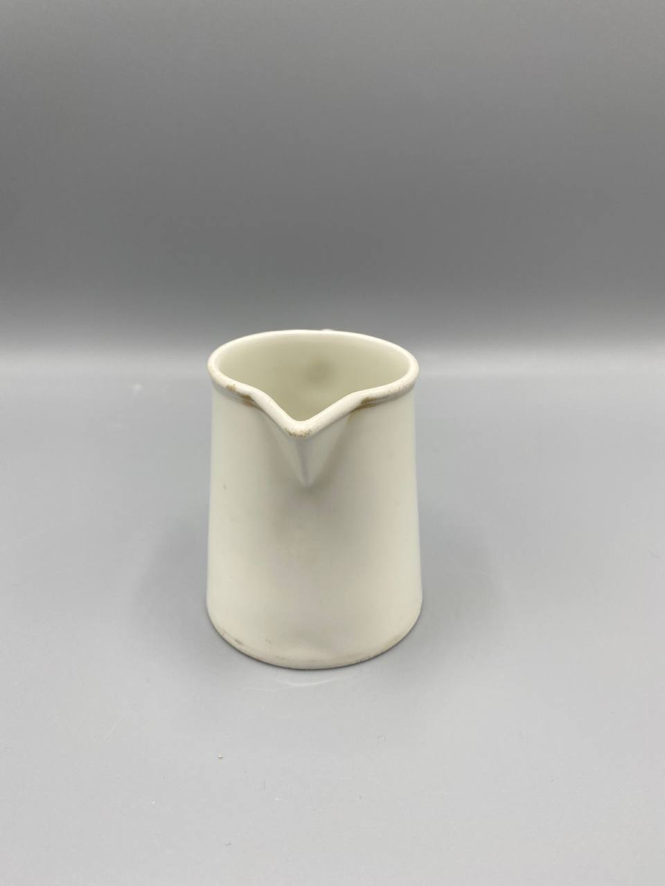 Crémier en porcelaine ivoire de Limoges – Usage hôtelier – Circa 1930-1960