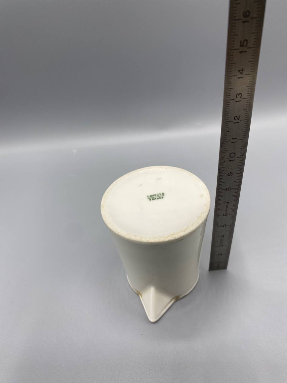 Crémier en porcelaine ivoire de Limoges – Usage hôtelier – Circa 1930-1960