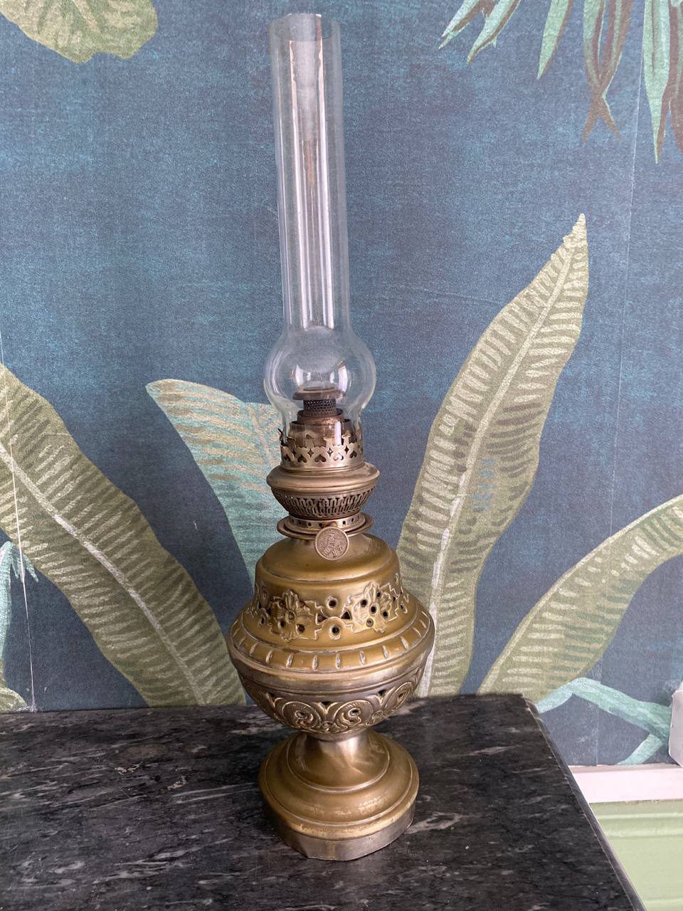 Lampe à pétrole en laiton ajoure et repoussé avec tulipe – Belle Époque, circa 1880-1910