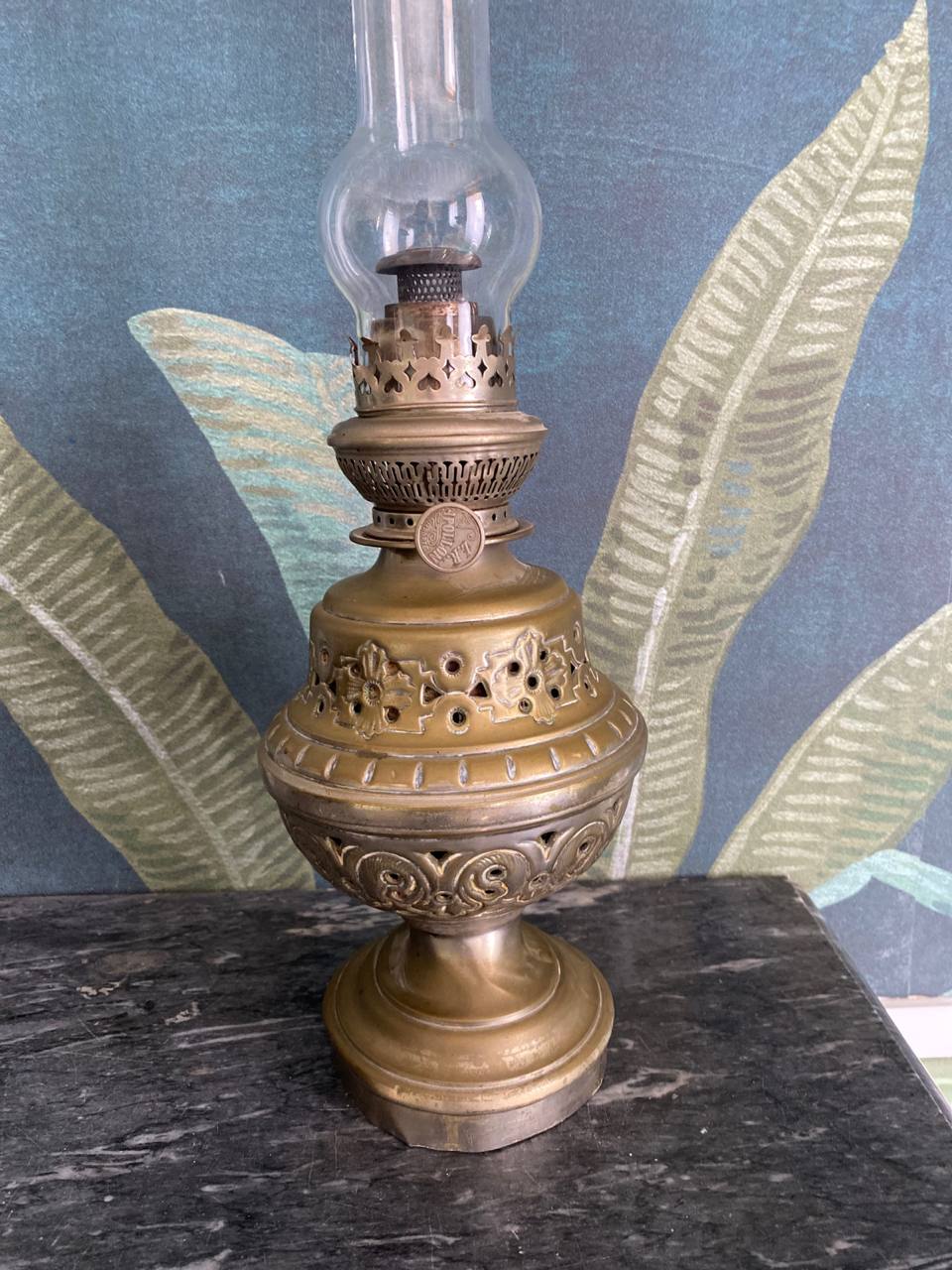 Lampe à pétrole en laiton ajoure et repoussé avec tulipe – Belle Époque, circa 1880-1910