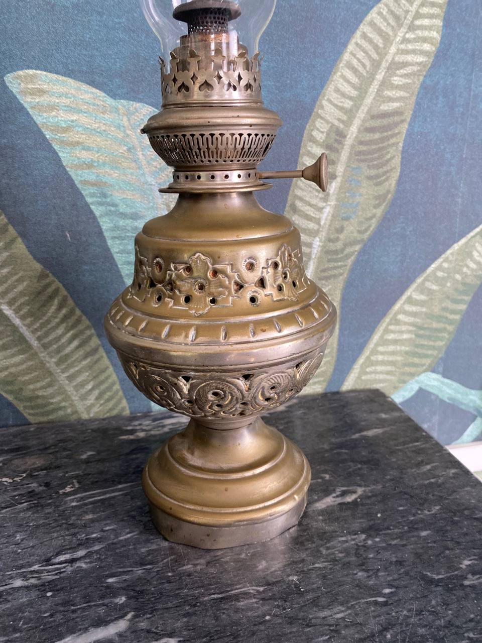 Lampe à pétrole en laiton ajoure et repoussé avec tulipe – Belle Époque, circa 1880-1910