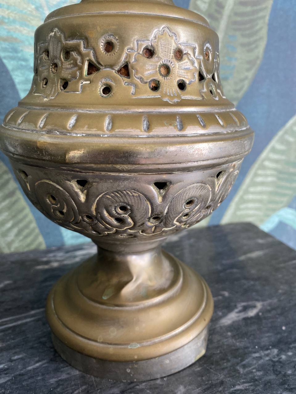 Lampe à pétrole en laiton ajoure et repoussé avec tulipe – Belle Époque, circa 1880-1910