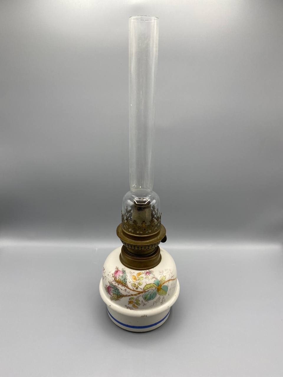 Lampe à pétrole en faïence peinte à décor japonisant avec cheminee – France, circa 1890-1910