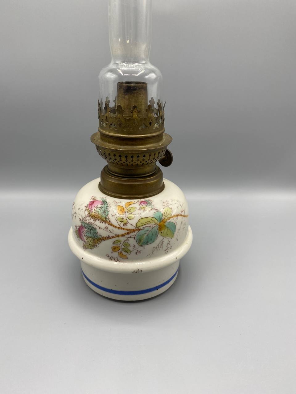Lampe à pétrole en faïence peinte à décor japonisant avec cheminee – France, circa 1890-1910