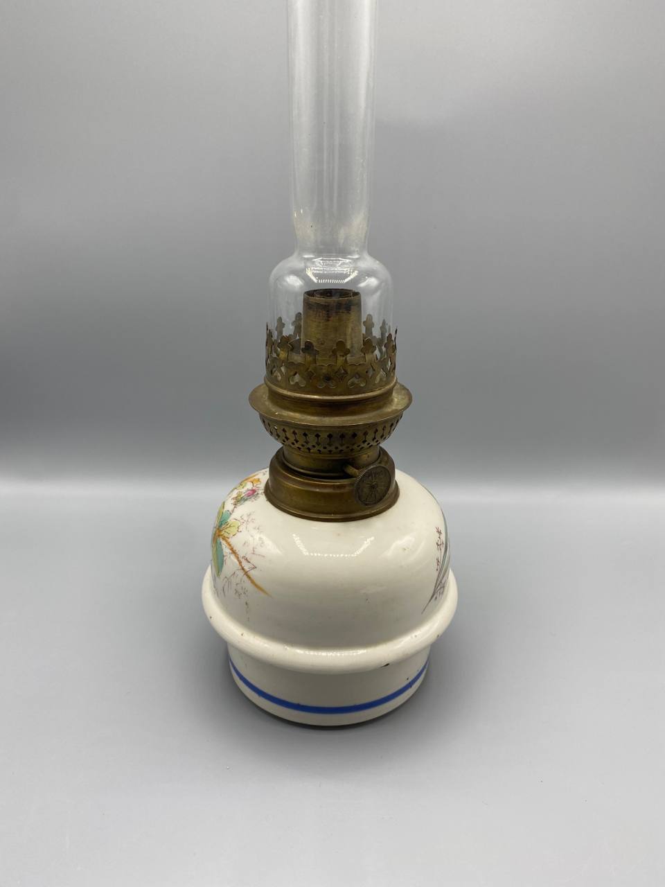 Lampe à pétrole en faïence peinte à décor japonisant avec cheminee – France, circa 1890-1910
