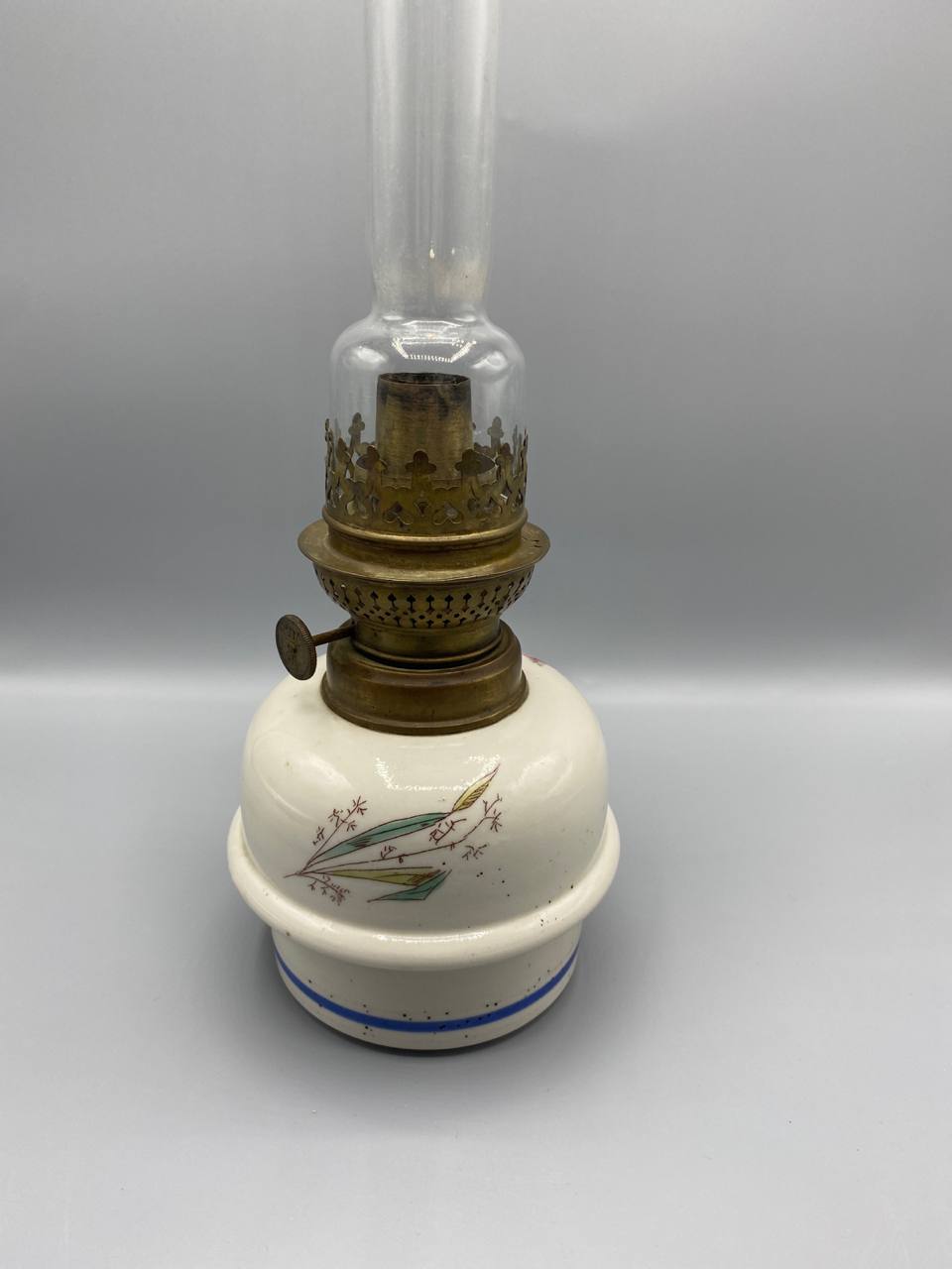 Lampe à pétrole en faïence peinte à décor japonisant avec cheminee – France, circa 1890-1910