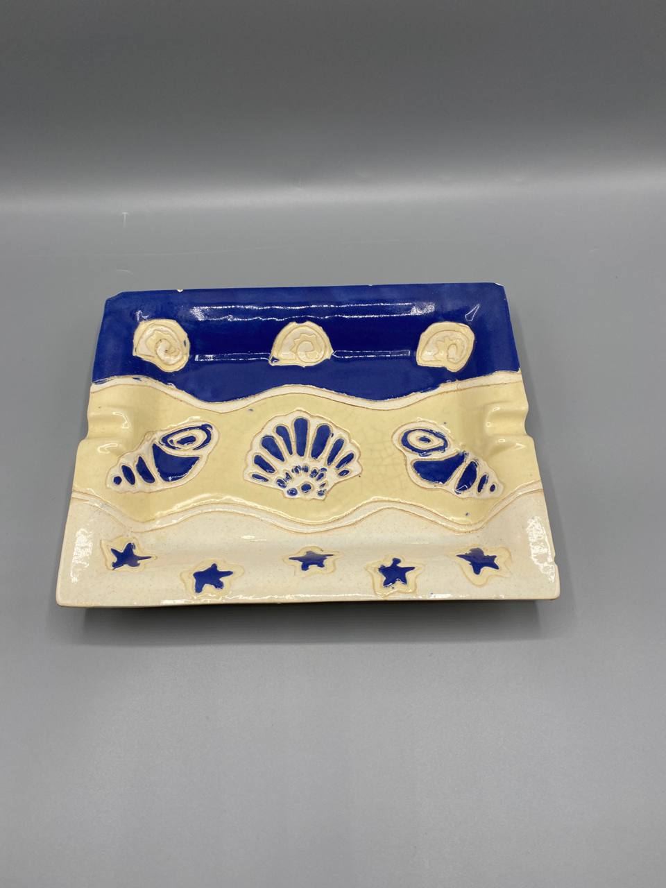 Cendrier en céramique artisanale à décor marin – Bleu cobalt et crème