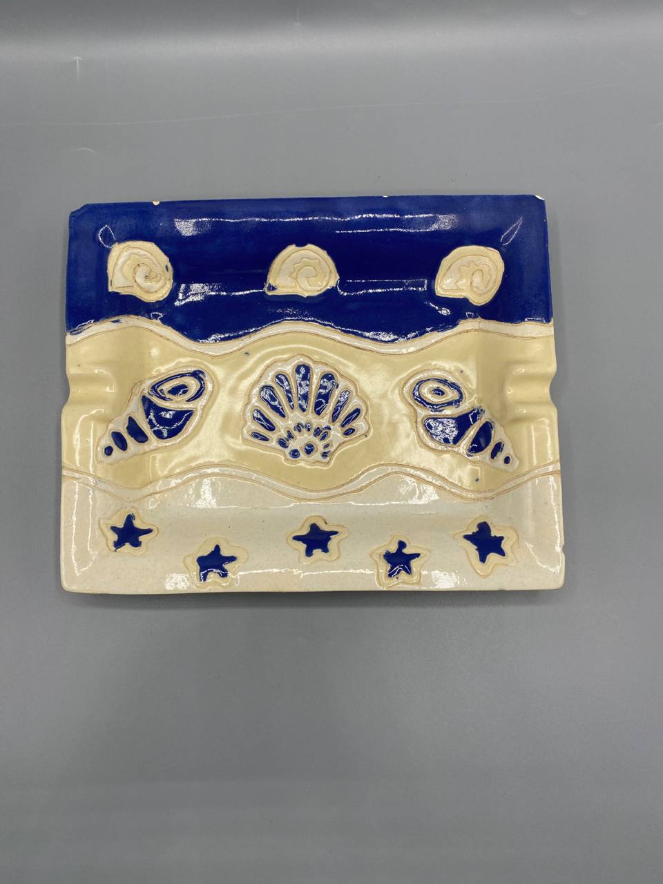 Cendrier en céramique artisanale à décor marin – Bleu cobalt et crème