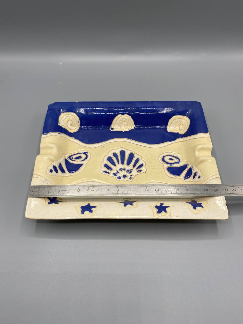 Cendrier en céramique artisanale à décor marin – Bleu cobalt et crème