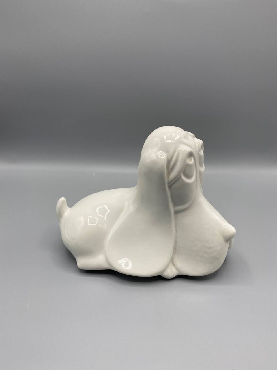 Vase soliflore en céramique blanche en forme de Basset Hound couché