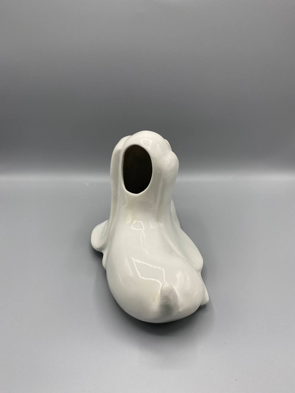 Vase soliflore en céramique blanche en forme de Basset Hound couché