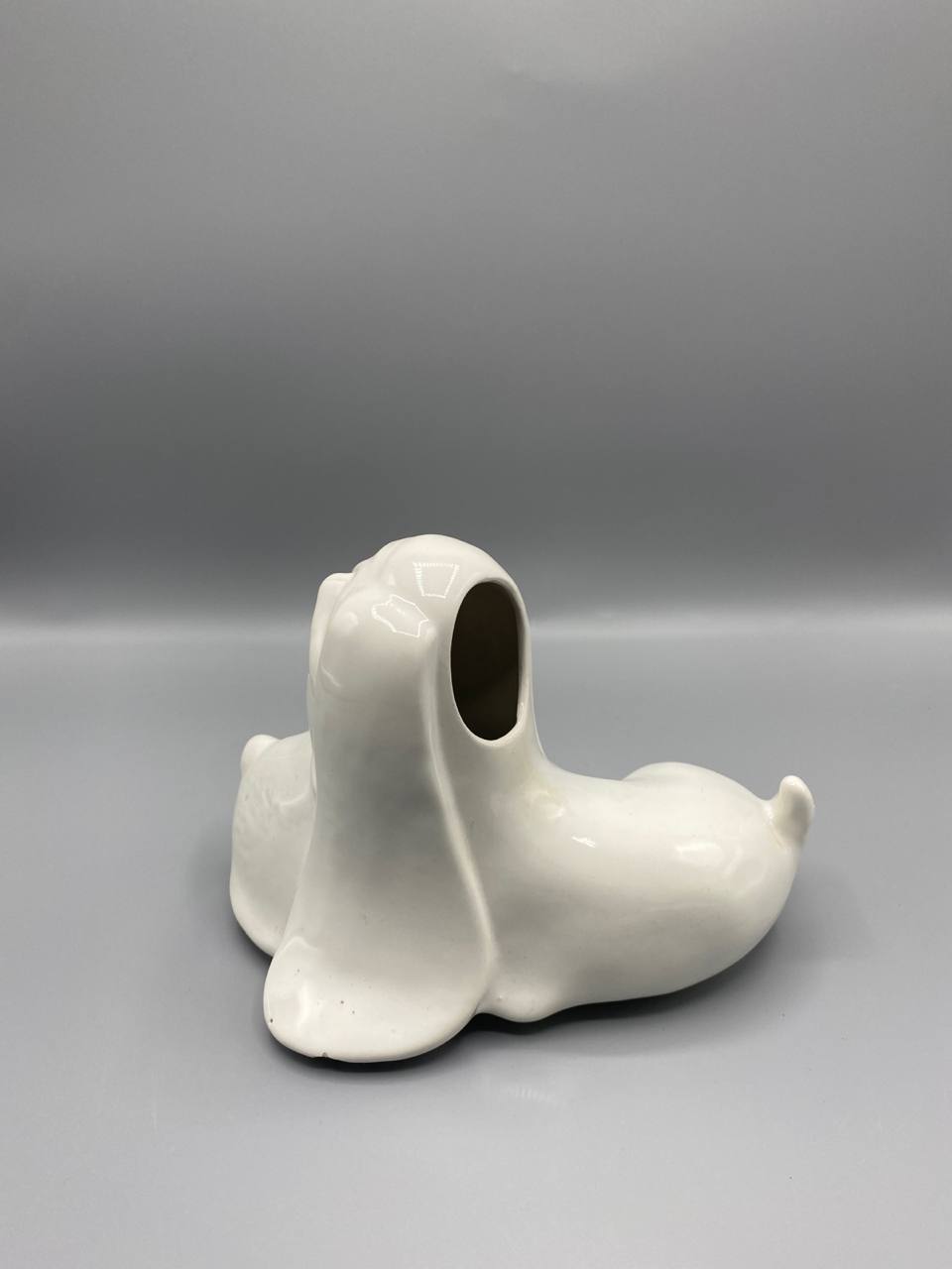 Vase soliflore en céramique blanche en forme de Basset Hound couché