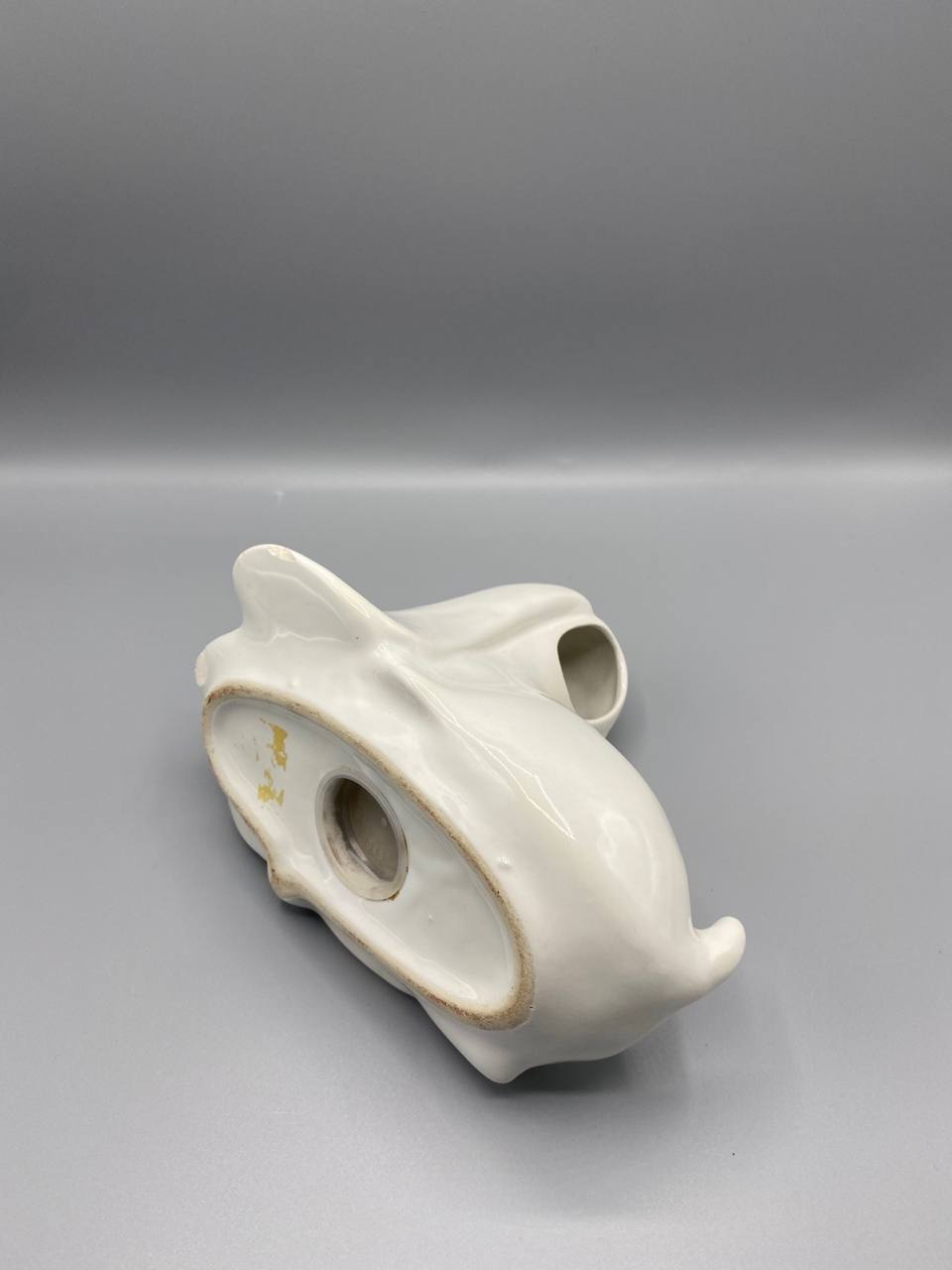 Vase soliflore en céramique blanche en forme de Basset Hound couché