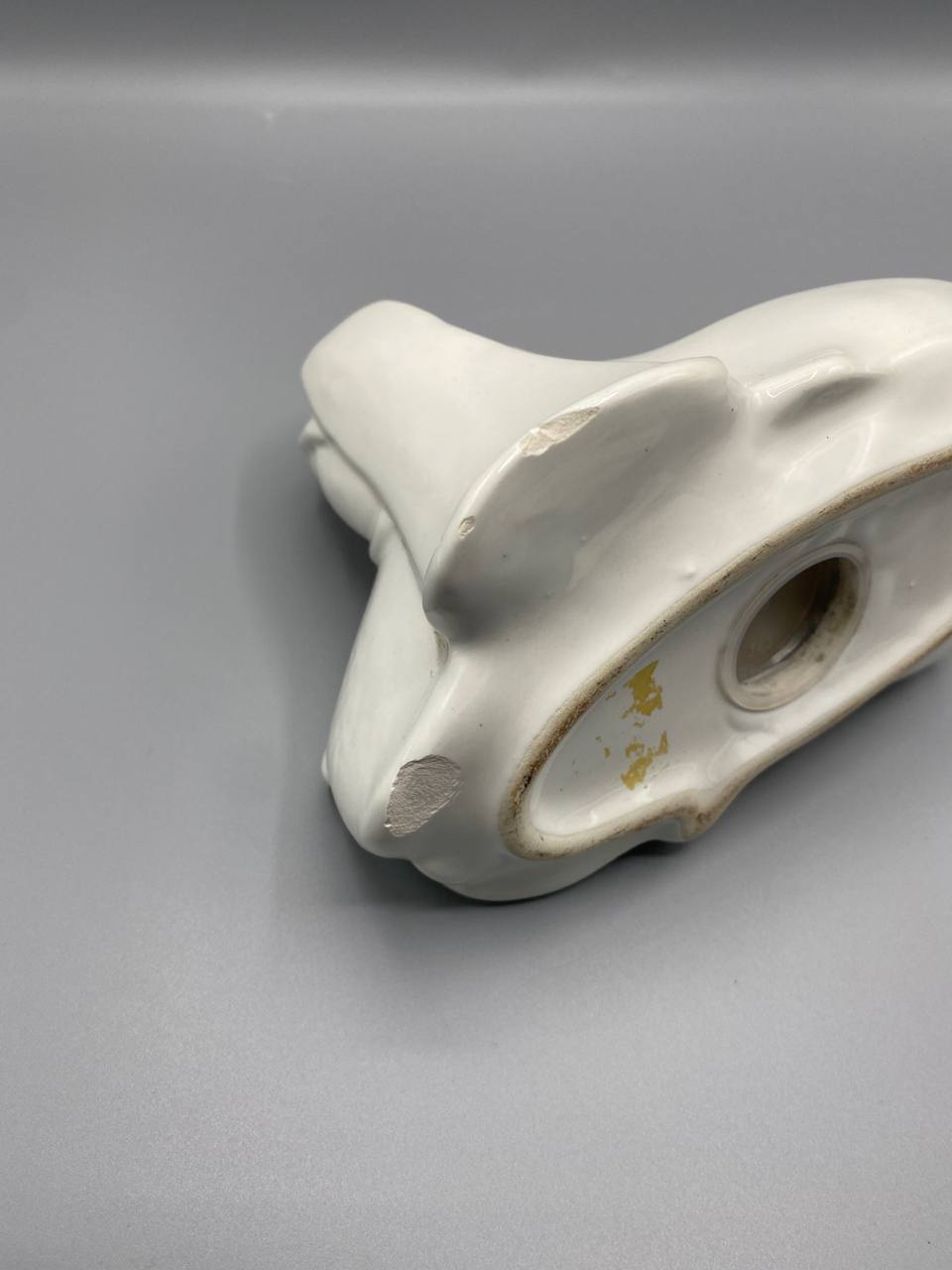 Vase soliflore en céramique blanche en forme de Basset Hound couché