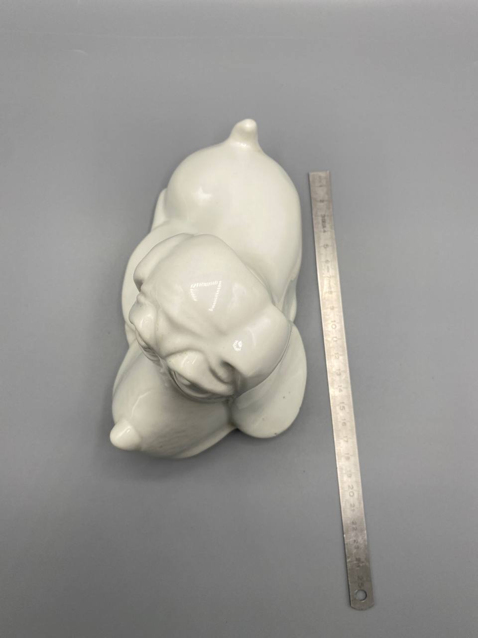 Vase soliflore en céramique blanche en forme de Basset Hound couché