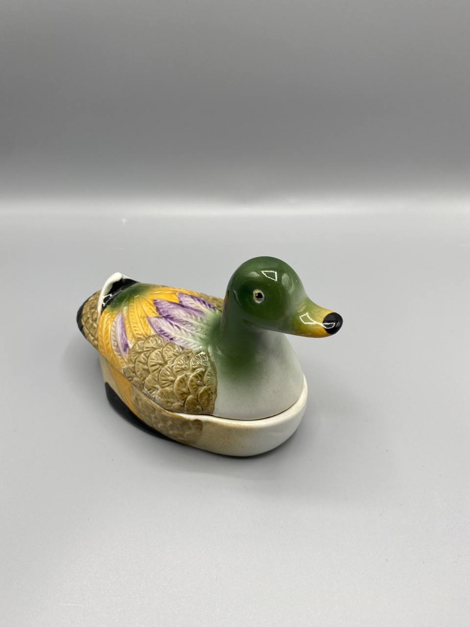 Boîte à couvercle en céramique polychrome en forme de canard colvert