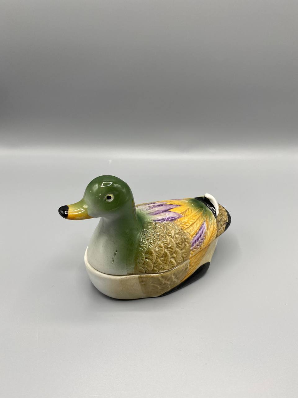 Boîte à couvercle en céramique polychrome en forme de canard colvert