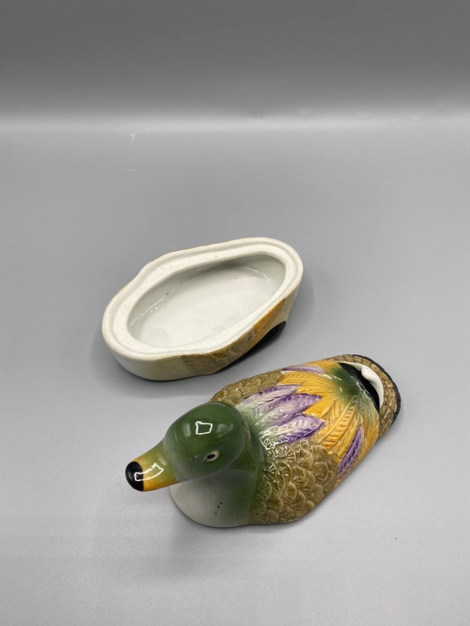 Boîte à couvercle en céramique polychrome en forme de canard colvert