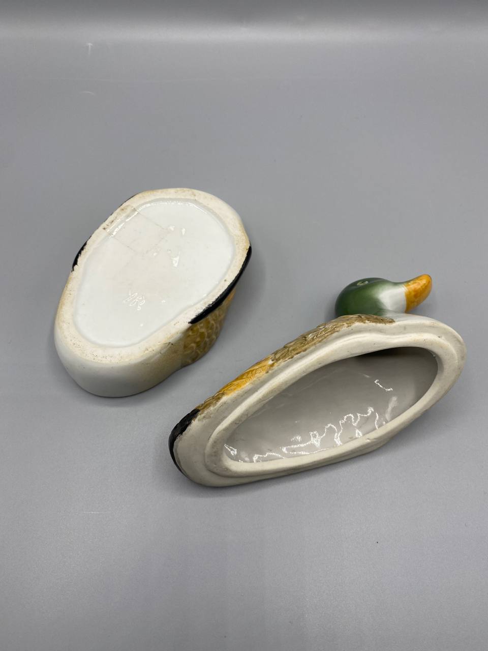Boîte à couvercle en céramique polychrome en forme de canard colvert