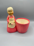 Pot en terre cuite peinte – Figurine grand-mère cuisinière rose