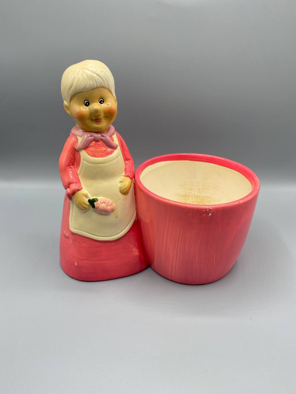 Pot en terre cuite peinte – Figurine grand-mère cuisinière rose