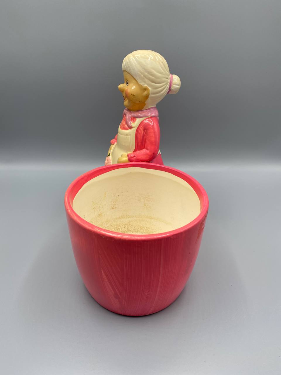 Pot en terre cuite peinte – Figurine grand-mère cuisinière rose