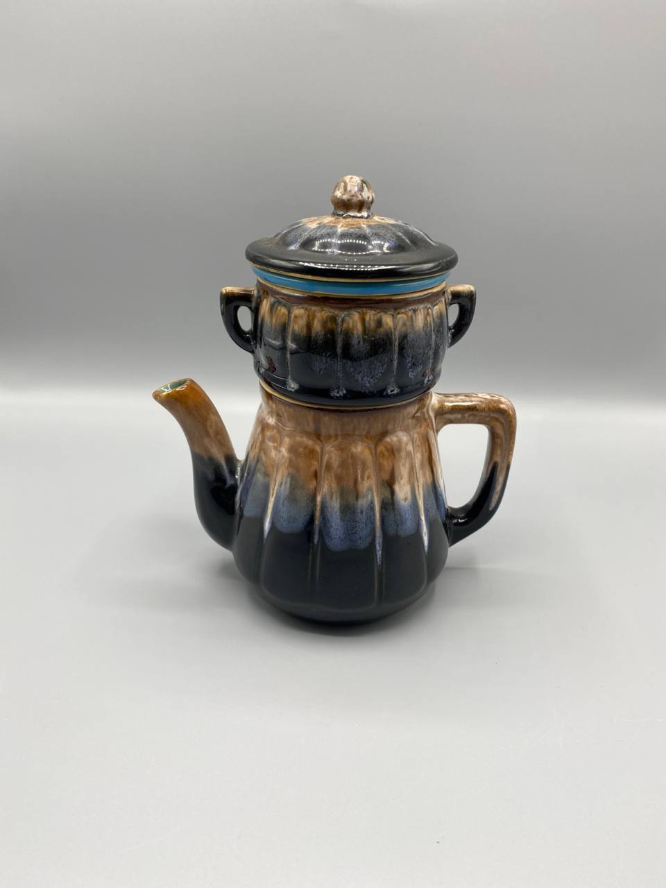 Cafetière-théière filtre en grès flammé – Godrons et filtre intégré – Bleu nuit et caramel